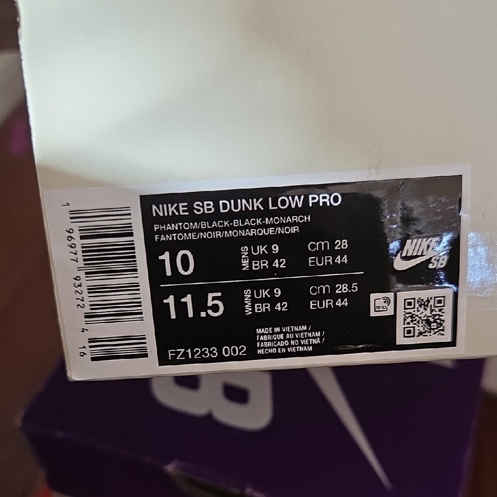 Nike SB Dunk Low Pro in Phantom and Black